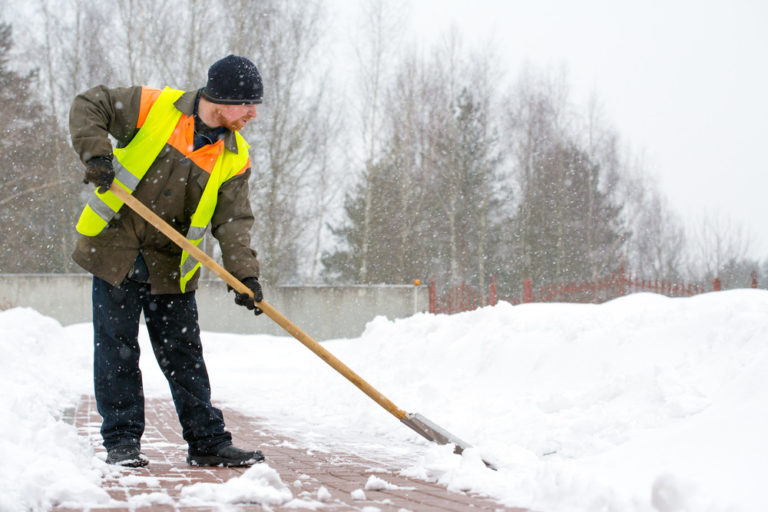 clear-snow-to-avoid-accidents